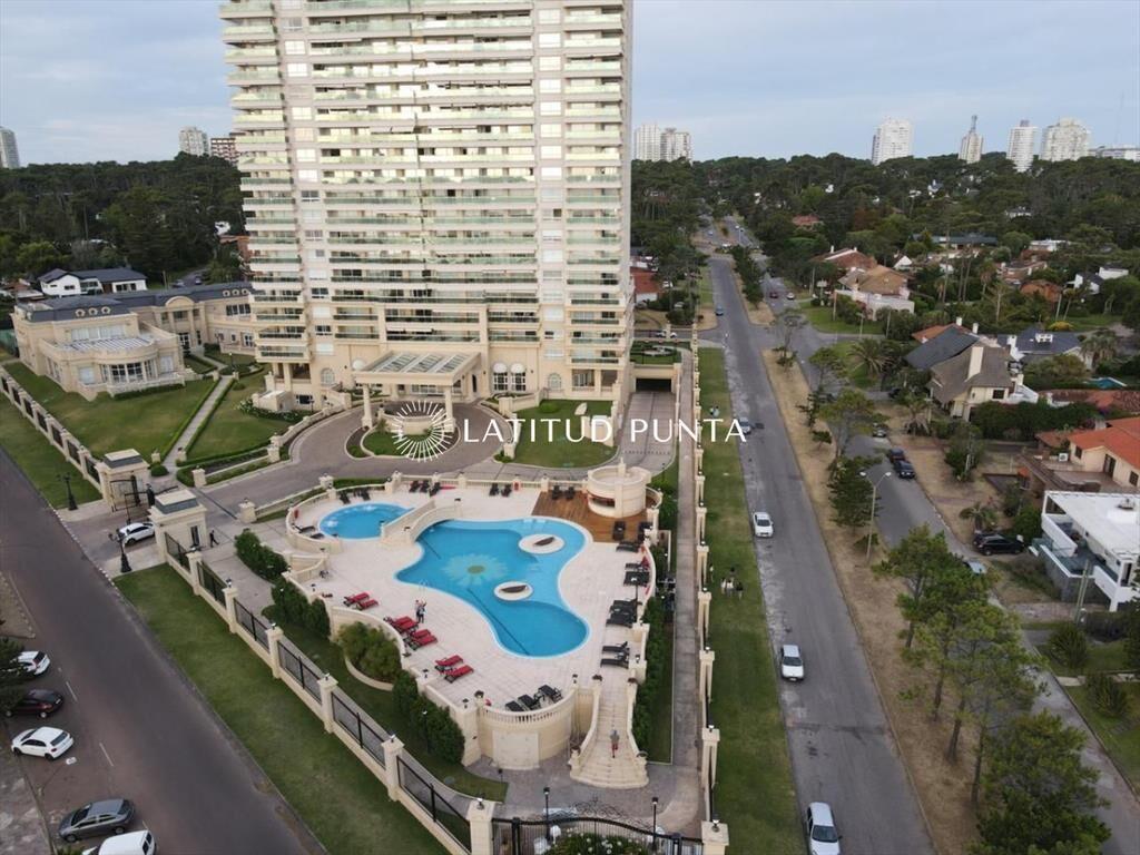 Apartamento esquinero en Le Jardin, 3 suites más