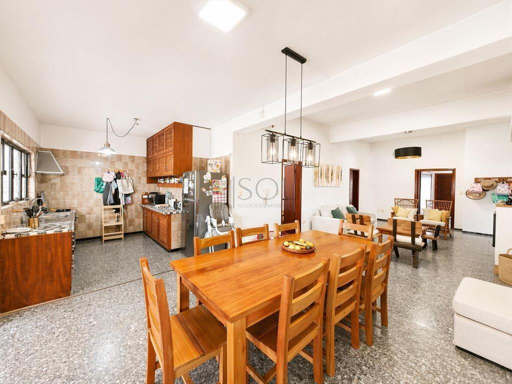 Venta casa 4 dormitorios y 2 garages en Centro de Dolores S