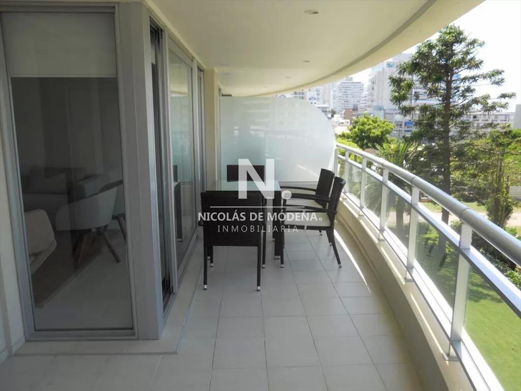 Viviendo en las alturas en Forest Tower I, con y
