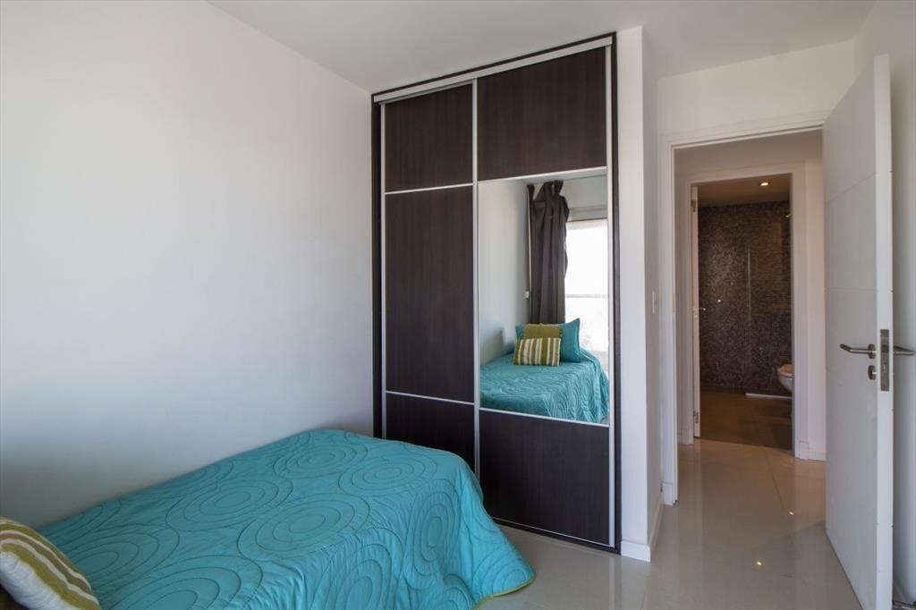 Excelente Apartamento de Tres Dormitorios con Vista a Playa
