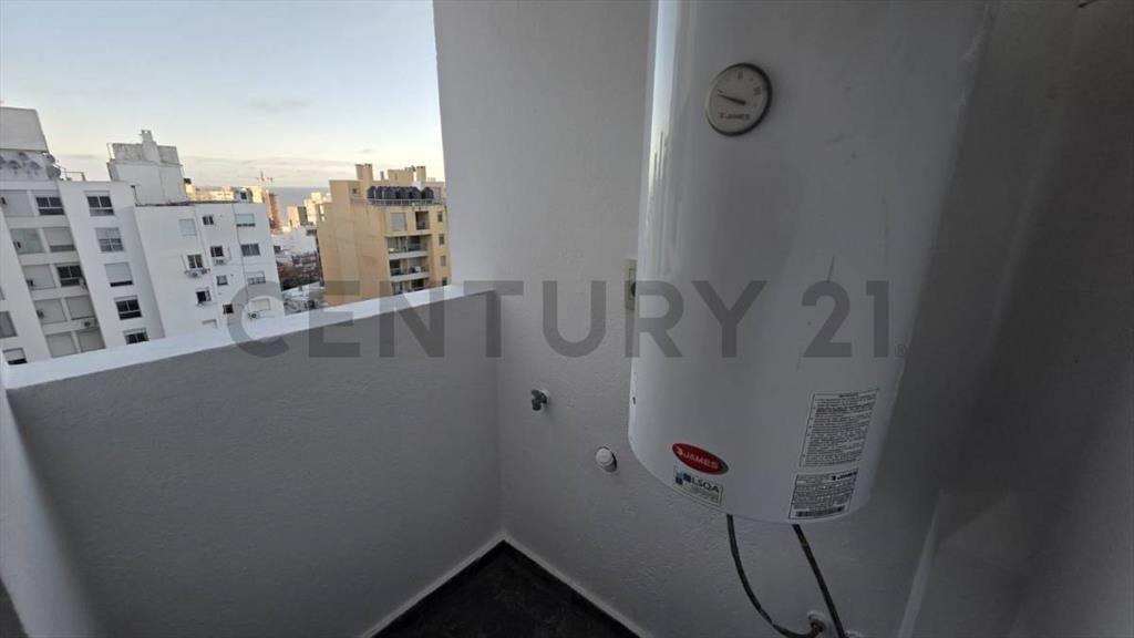 APTO en Pocitos AL FRENTE con balcon /Nuevo/Con Placards/...