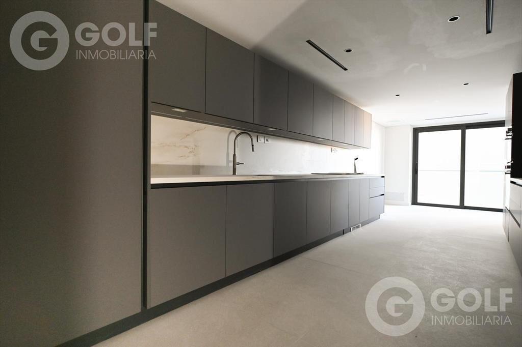 Venta de apartamento 3 dormitorios con servicio y cochera e