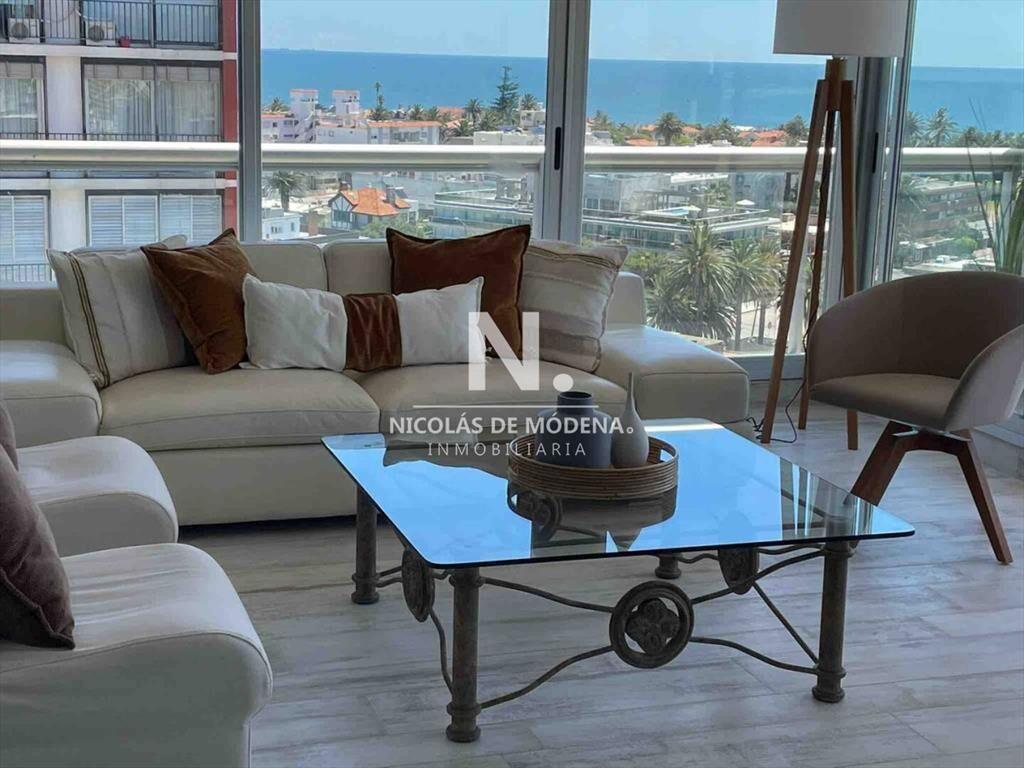 Apartamento de tres dormitorios en alquiler, del