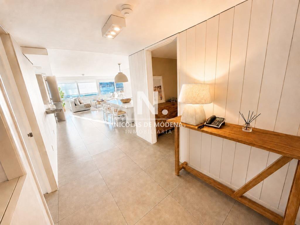 Apartamento de 3 dormitorios en venta frente a Playa Brava