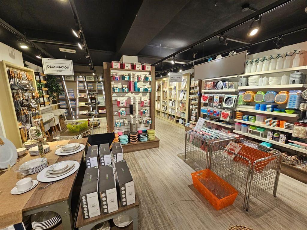 18 y Constituyente, 5 mts de frente, 140 m2 de salón, listo