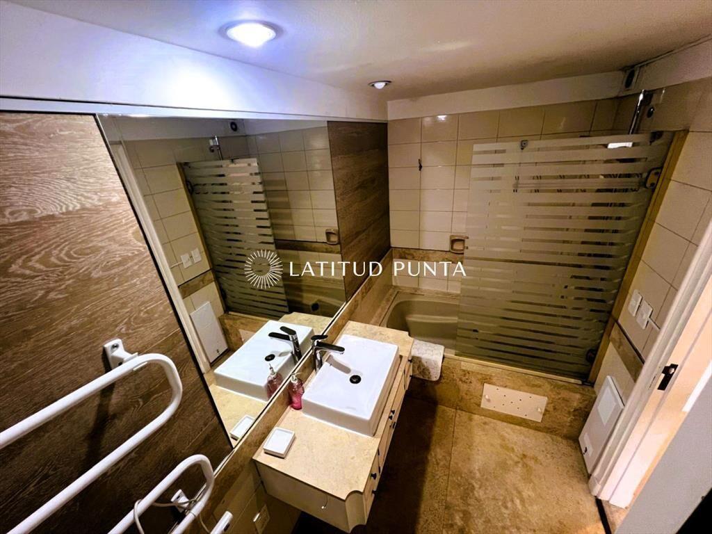 Apartamento en Brava, 3 suites más dependencia