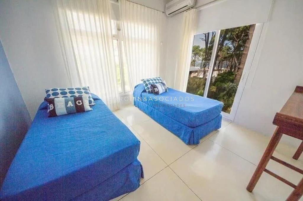 VENTA DE CASA DE 4 DORMITORIS EN MONTOYA PUNTA
