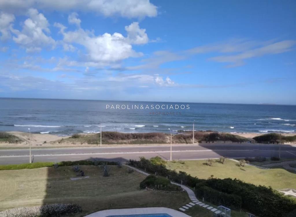 Apartamento en venta en edificio Delfín, Punta del Este.