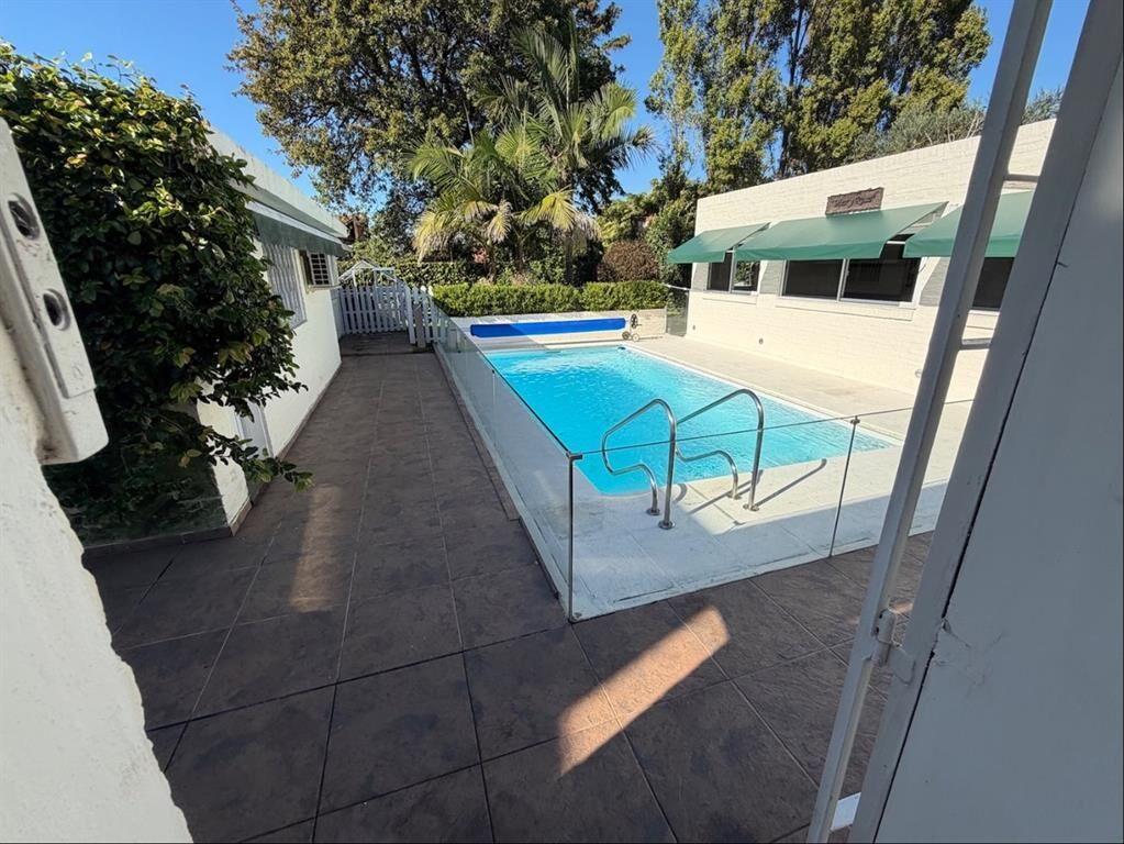 VENTA DE CASA 4 DORMITORIOS UNA PLANTA FONDO VERDE PISCINA