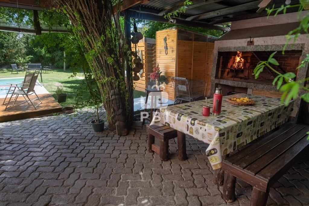Muy amplia casa con piscina, parrillero y anexo.