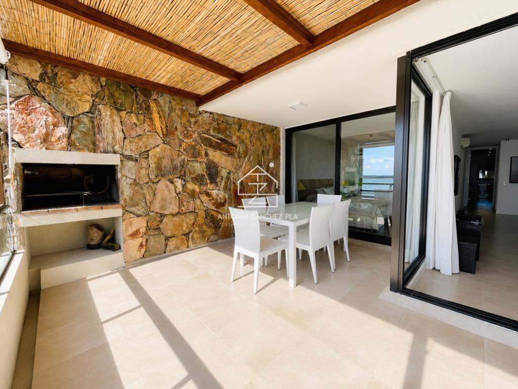 Apartamento de 2 Dormitorios con Vista al Mar y Parrillero