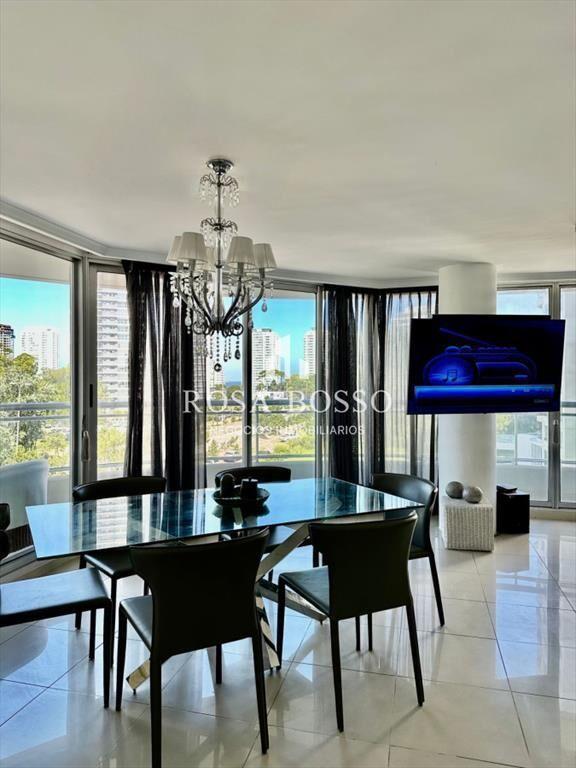 Amplio apartamento en Venta de 3 dormitorios y en