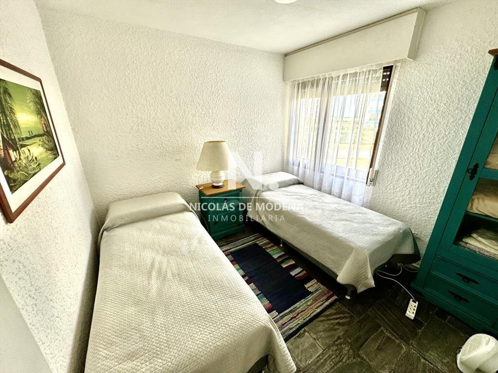 OPORTUNIDAD ! Apartamento de 2 dormitorios frente a Playa B