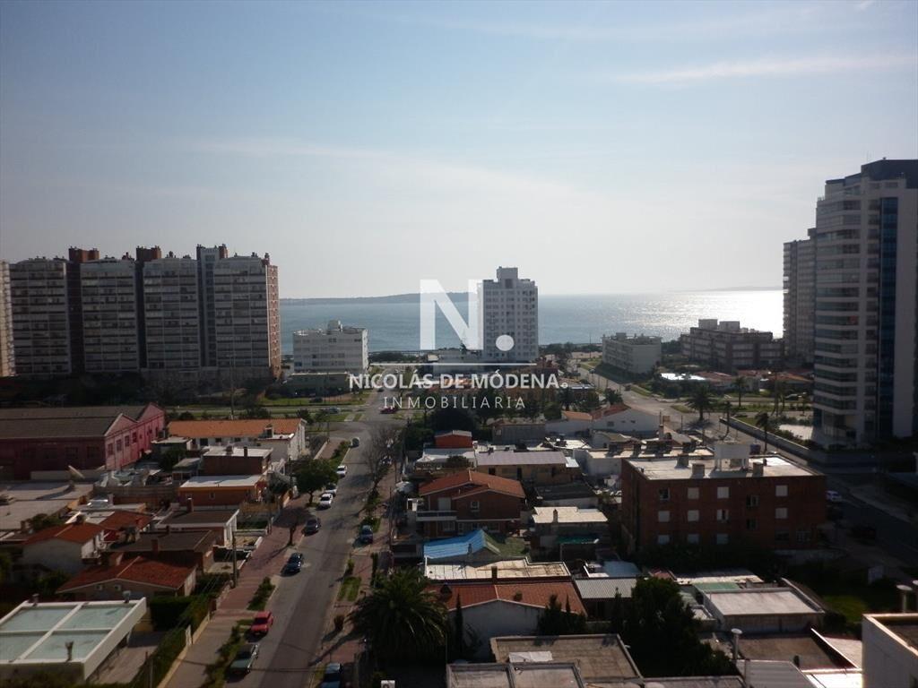 Vende apartamento de 2 dormitorios en Punta del