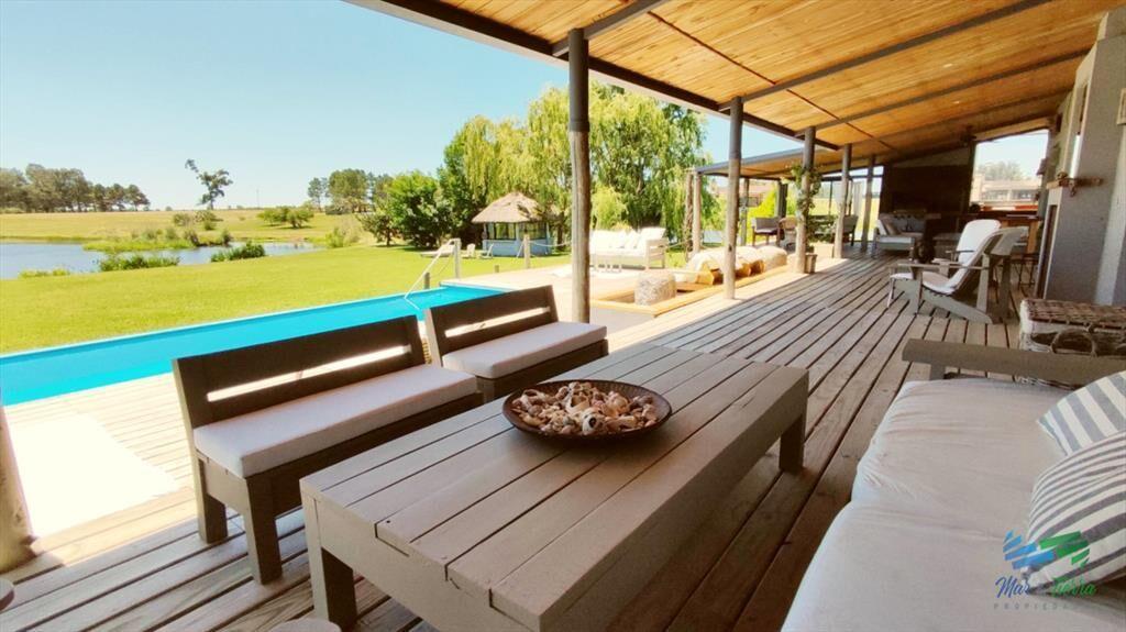 Venta de Hermosa Casa sobre la laguna en El