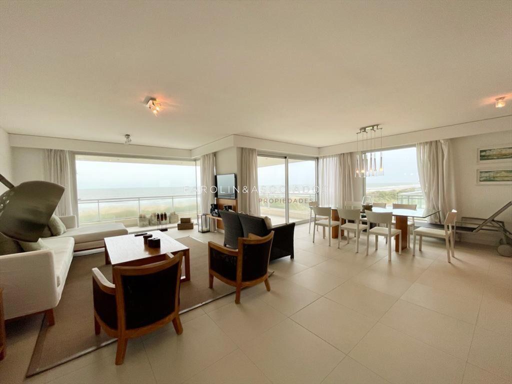 Apartamento 3 suites y dependencia en playa brava