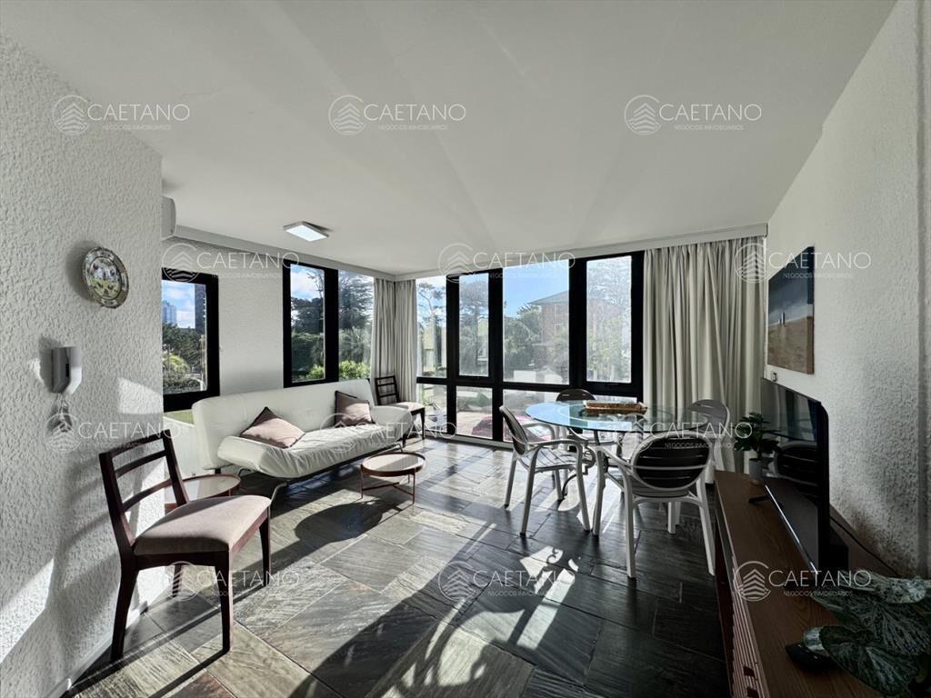 Venta apartamento de dos dormitorios, Playa Brava
