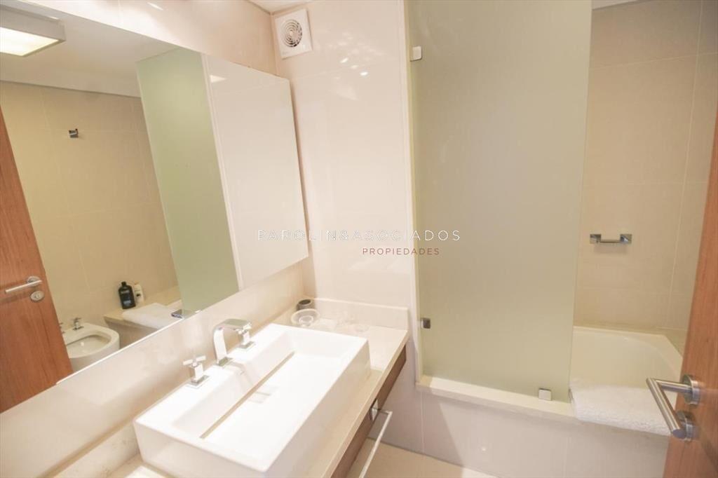Excelente apartamento en venta en edificio Punta