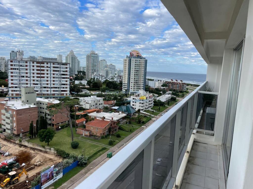 Apartamento de 2 dormitorios en Edificio Long , ,