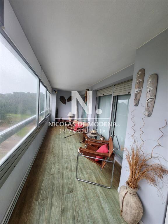 Vende apartamento de 2 dormitorios en Punta del