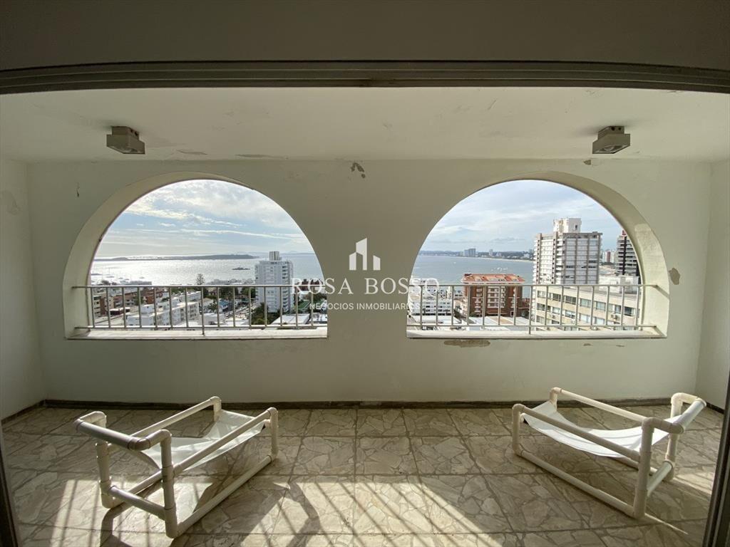 Apartamento a la venta con 4 dormitorios y servicio complet