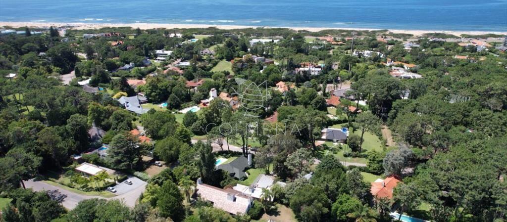En venta casa en Barrio Golf, Punta del Este de 6