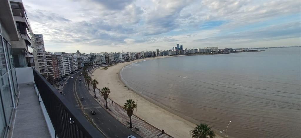 Apartamento en Rambla de Pocitos, frente a Trouville