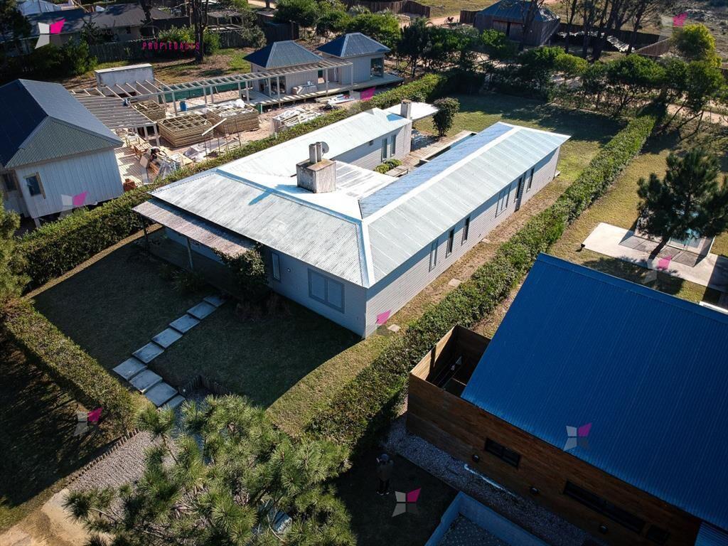VENTA DE CASA DE 3 DORMITORIOS Y SERVICIO EN DEL