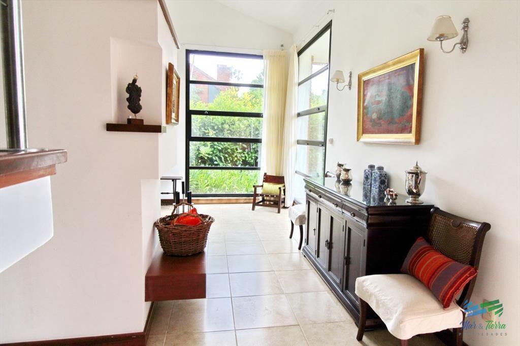 En alquiler!! Moderna casa ubicada a 1 cuadra el