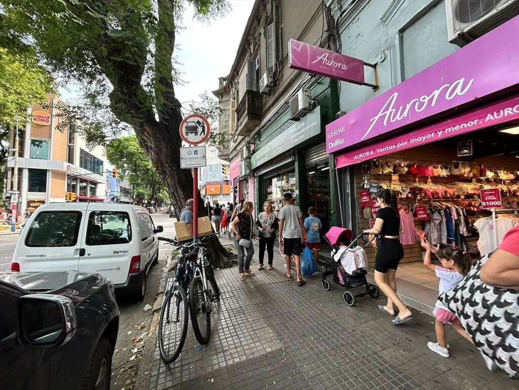 Venta locales con renta Arenal Grande y Amezaga