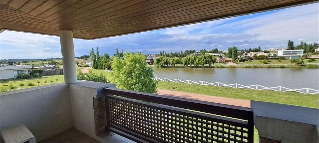 Venta Gran Residencia Colinas de Carrasco Vista al Lago 3 d
