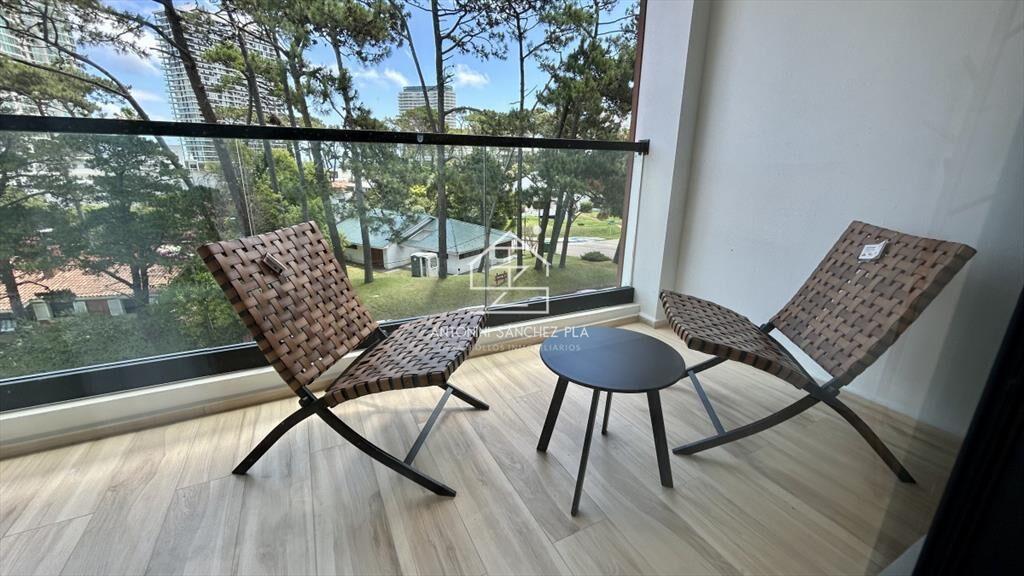 Apartamento de un dormitorio con terraza en venta a 2 cuadr