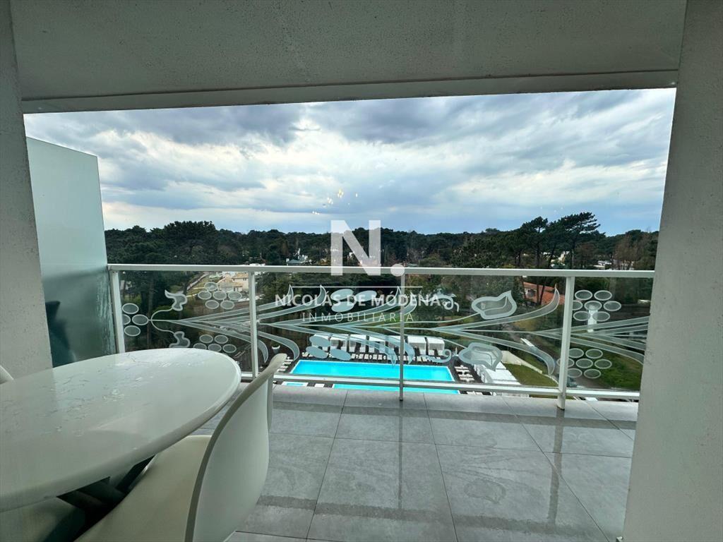 Vende apartamento de 2 dormitorios en Roosevelt Punta del E
