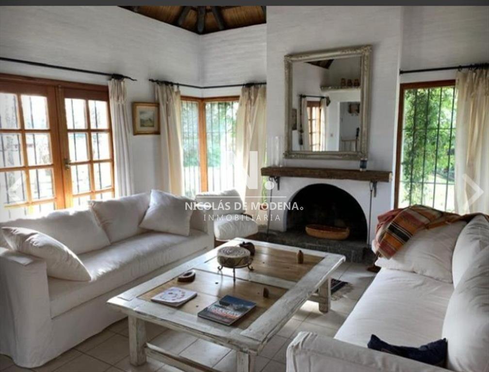 Vende impecable casa, de 3 dormitorios, con en