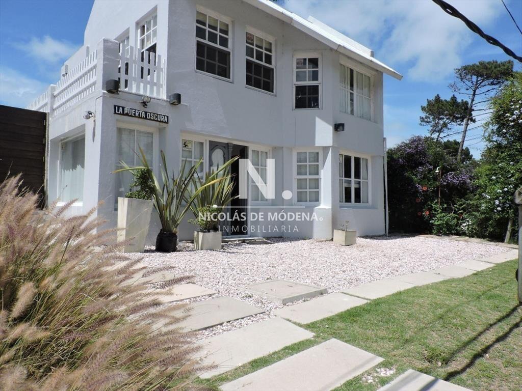 Amplia casa de dos plantas en venta ubicada en