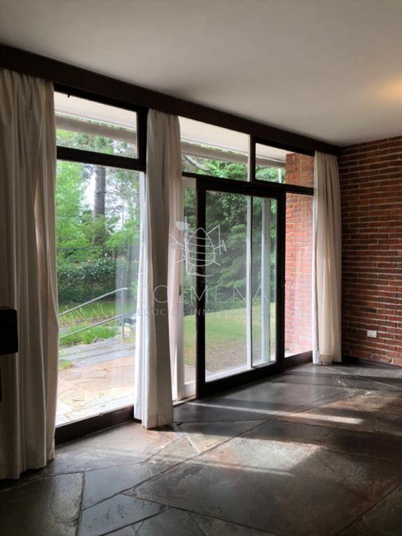 Casa ubicada en el barrio Cantegril lado del mar - Punta de