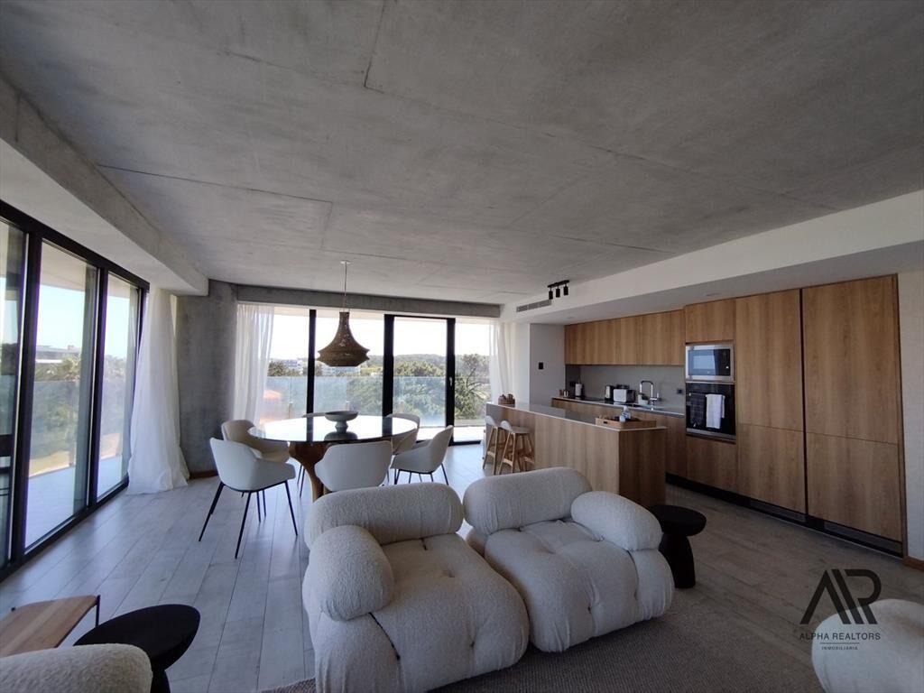 Apartamento De 2 Dormitorios + Den, Próximo Desembocadur...