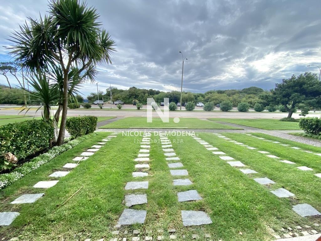 Vende impecable apartamento de 3 dormitorios, en