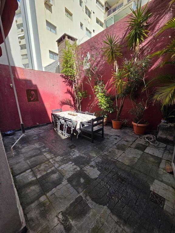 Proximo Berro y Bv España, 235 m2 + patio de 60 m2, padrón