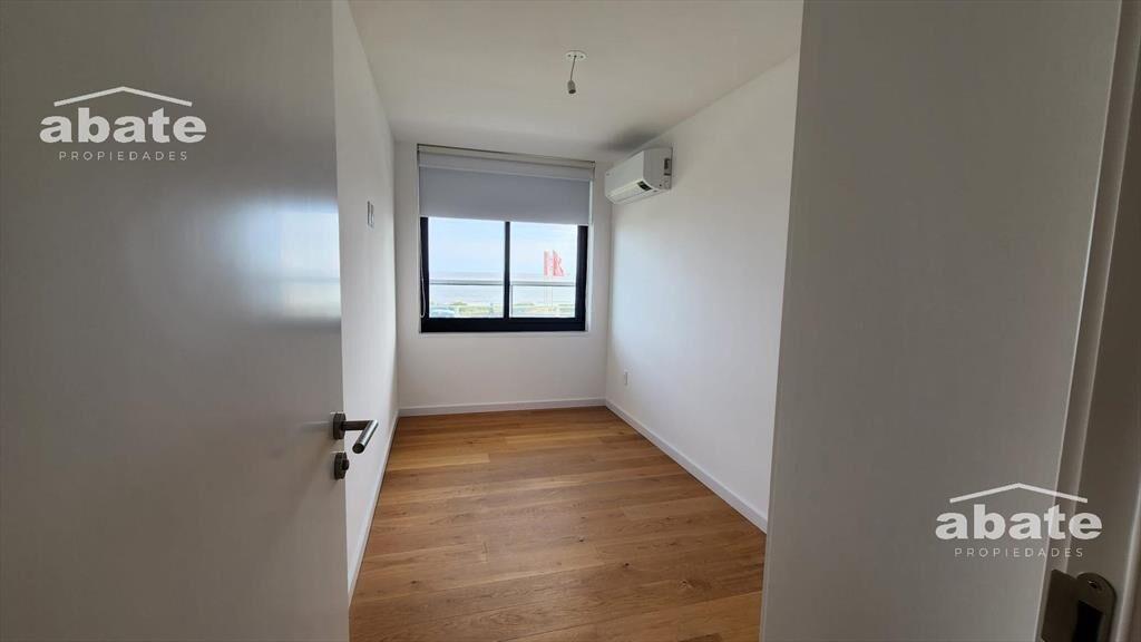 Venta apartamento en Malvín sobre la Rambla, vista al Mar c