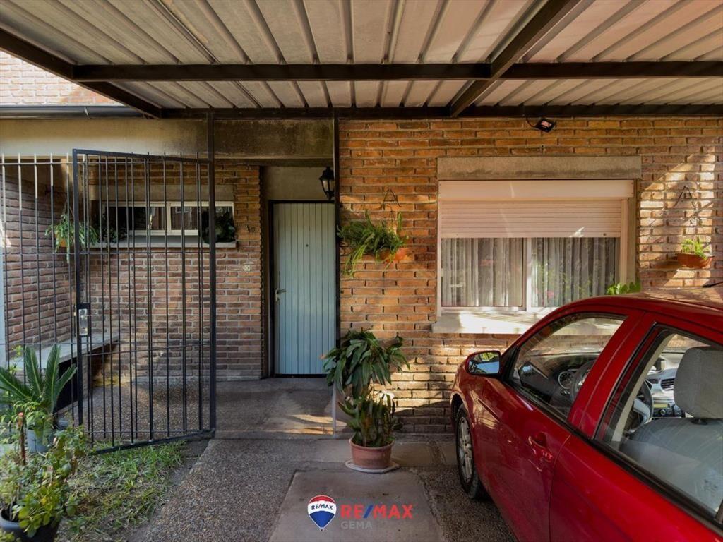 Casa Dúplex en zona este, 3 dormitorios y cochera.