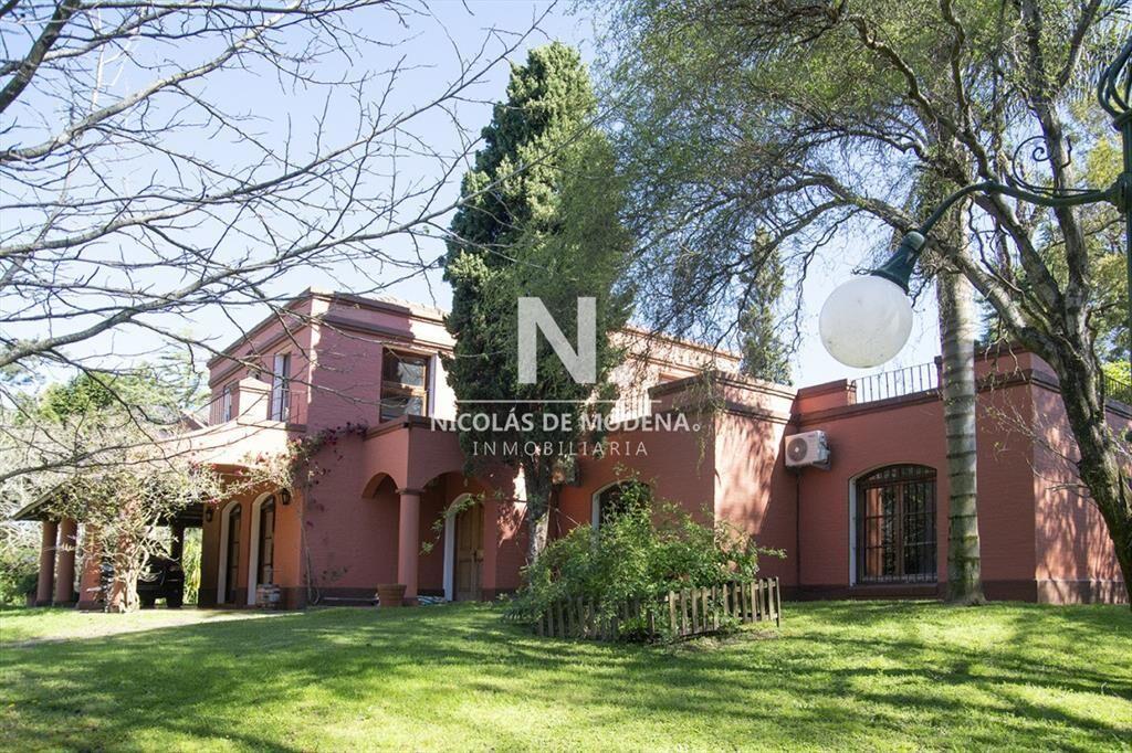 Casa de gran tamaño ubicada en zona
