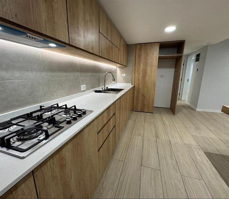 VENTA EXCELENTE APARTAMENTO. RECICLADO A ESTRENAR.