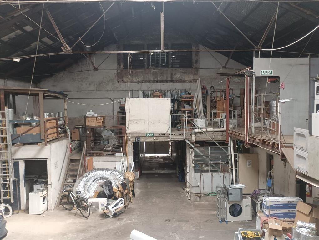Depósito + locales en gran punto comercial de mucha demanda