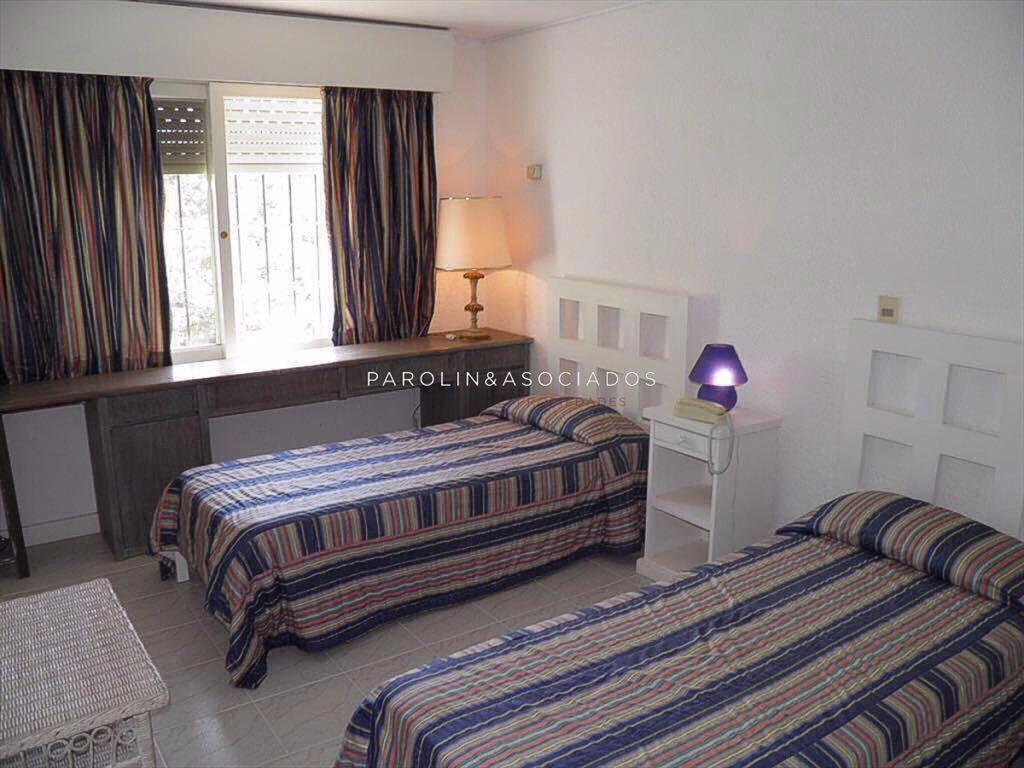 HERMOSA CASA DE 4 DORMITORIOS A LA VENTA.