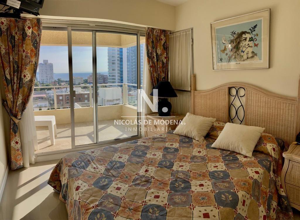 En Playa Brava, departamento de 3 dormitorios en venta