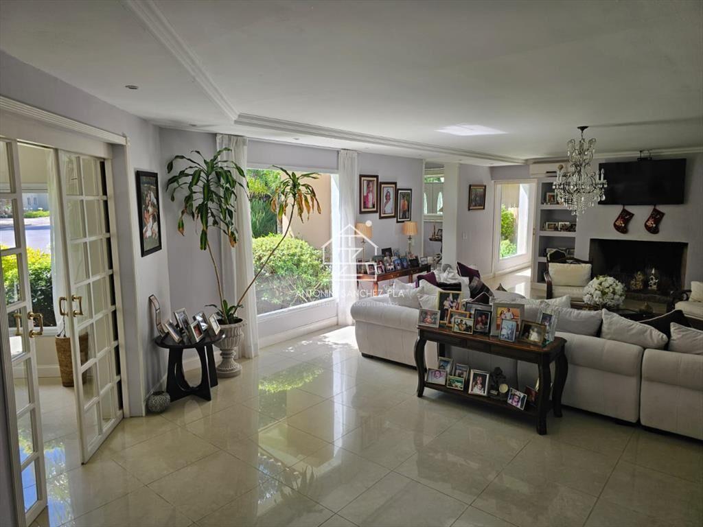 IMPORTANTE RESIDENCIA EN BARRIO PRIVADO