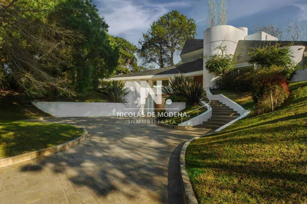 En venta casa en Lugano de 4 dormitorios, con piscina y par