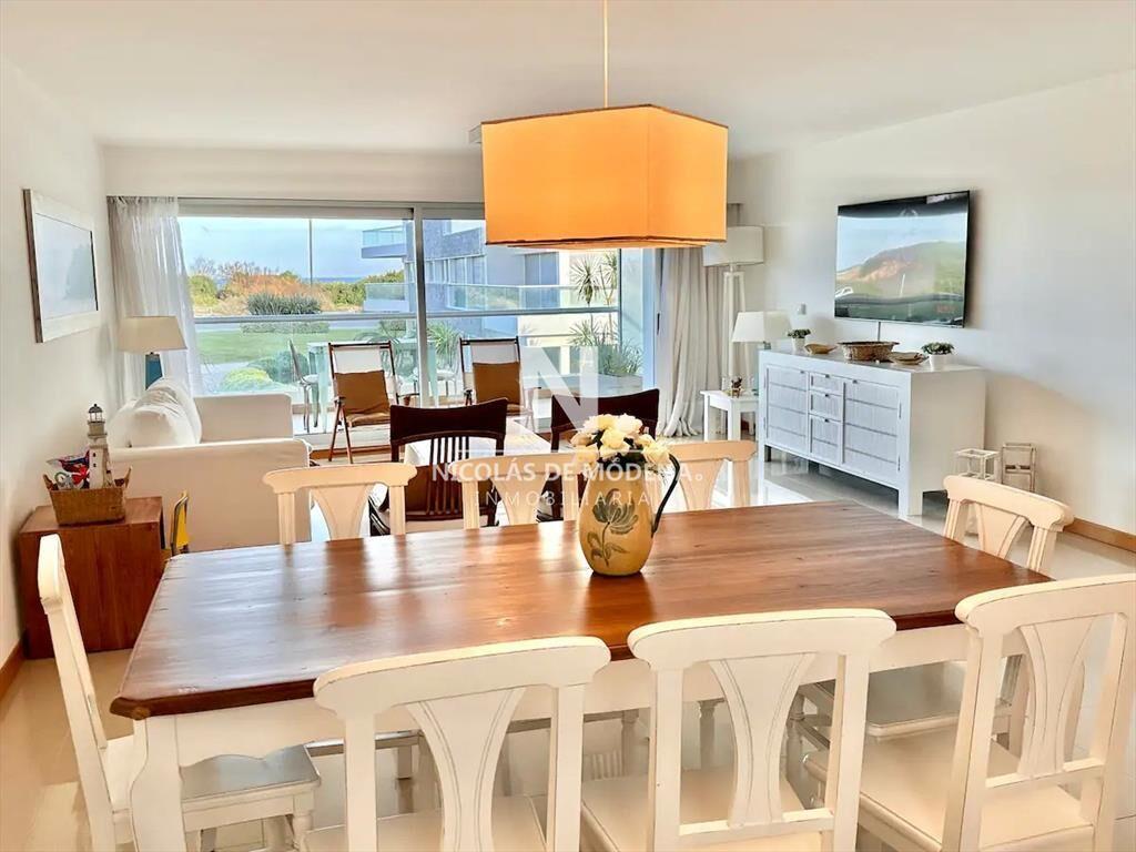 Alquila apartamento de 2 dormitorios con vista al mar en Br