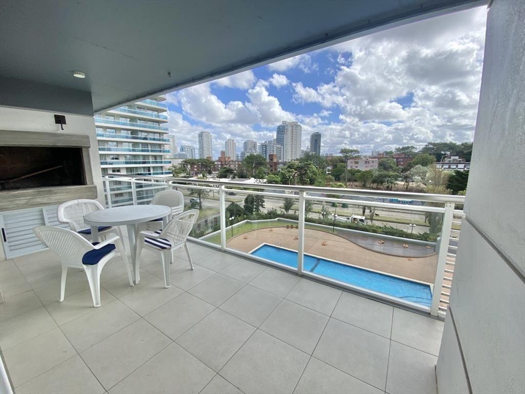 APARTAMENTO DE 2 DORMITORIOS + PARRILLERO EN VENTA - PLAYA